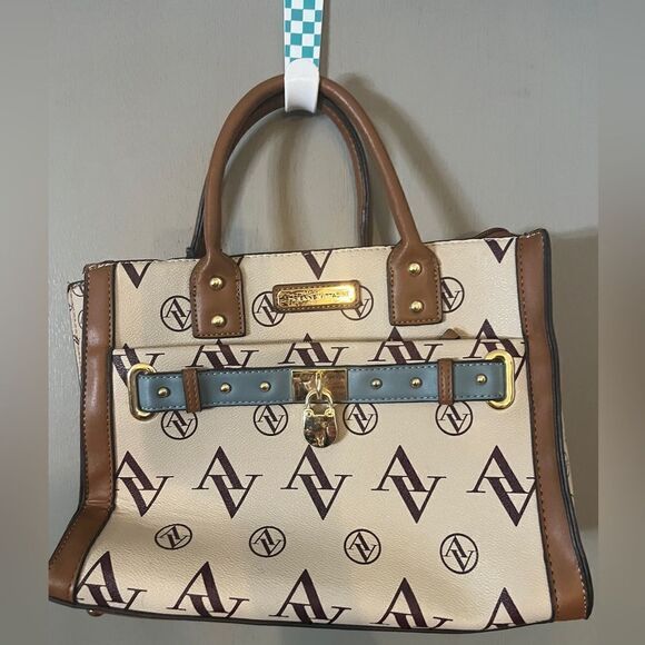 Adrienne Vittadini Signature Doubleplay Tote. - Picture 6 of 9